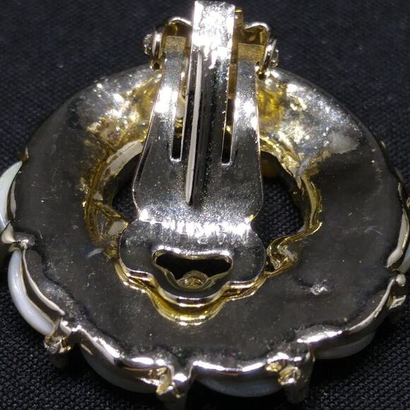 Vintage Mother of Pearl Marhill Clip on Earrings, 1940s, 1 1/8 Inches - Picture 6 of 10